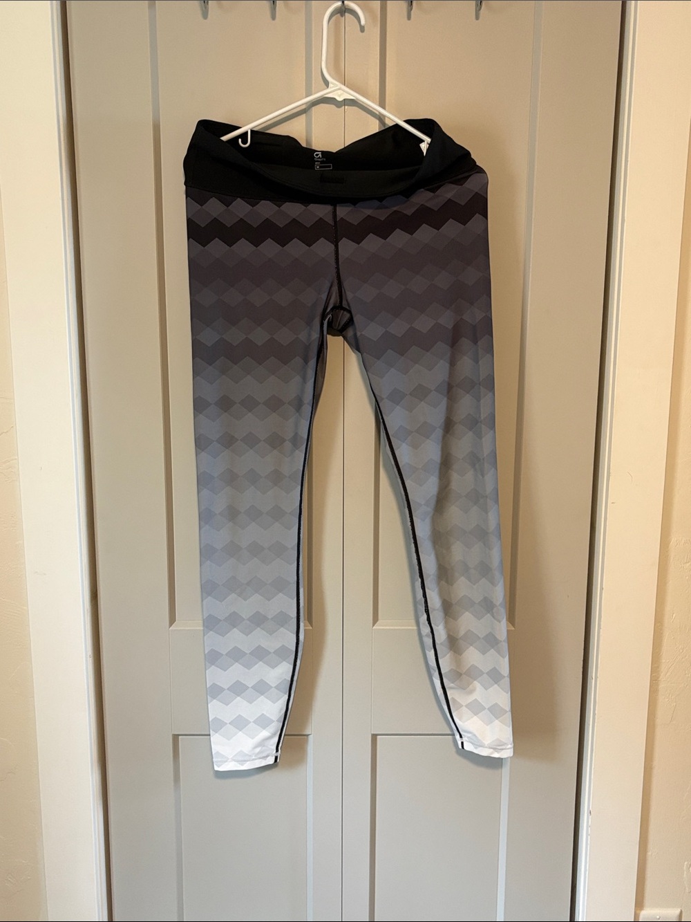 GAP Black to Light Gray Ombre Geometric Leggings